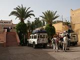 5104_Ouarzazate - Het hotel en de landrovers